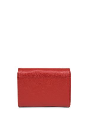 porte monnaie en cuir grainé rouge avec rabat en forme d'enveloppe, le logo est embossé en doré sur l'avant