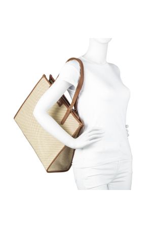 sac cabas carré coton beige entouré de bords en cuir camel avec anses réglables cdu même ton, marque LANCASTER sur une languette avant camel