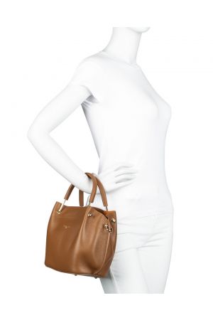 Sac à main en cuir camel, cuir souple ondulé avec deux grandes anses sur le dessus, griffe de la marque LANCASTER sur l'avant 