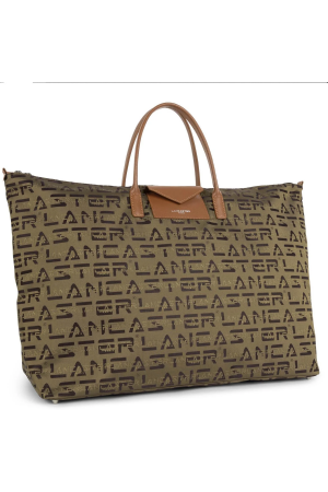 Sac de Voyage souple rectangle avec logo LANCASTER sur tout le sac. Poignées camel sur le dessus avec pochette rabat sur l'avant.